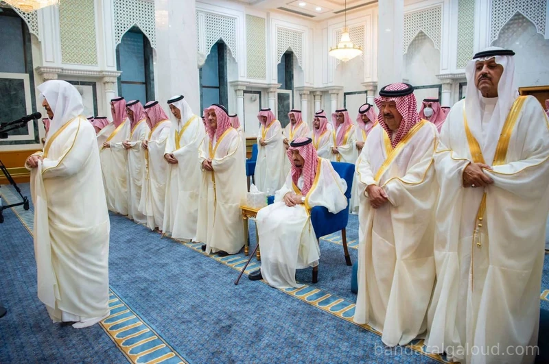 سيدي خادم الحرمين الشريفين يؤدي صلاة عيد الفطر المبارك في قصر السلام بجدة - صورة 2