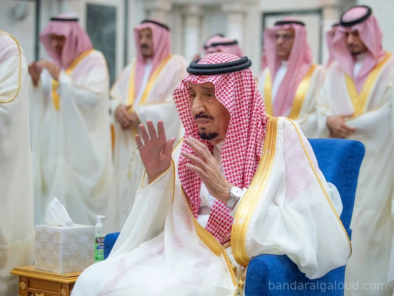 سيدي خادم الحرمين الشريفين يؤدي صلاة عيد الفطر المبارك في قصر السلام بجدة - صورة 3