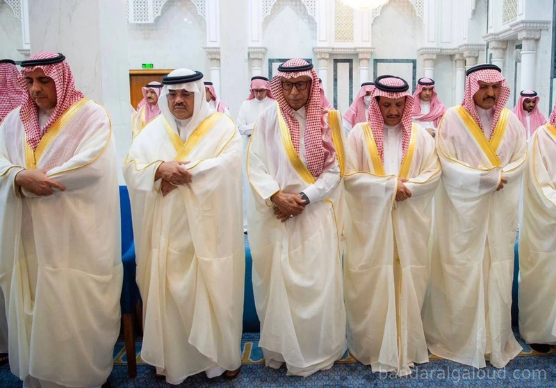 سيدي خادم الحرمين الشريفين يؤدي صلاة عيد الفطر المبارك في قصر السلام بجدة - صورة 4