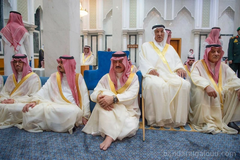 سيدي خادم الحرمين الشريفين يؤدي صلاة عيد الفطر المبارك في قصر السلام بجدة - صورة 5