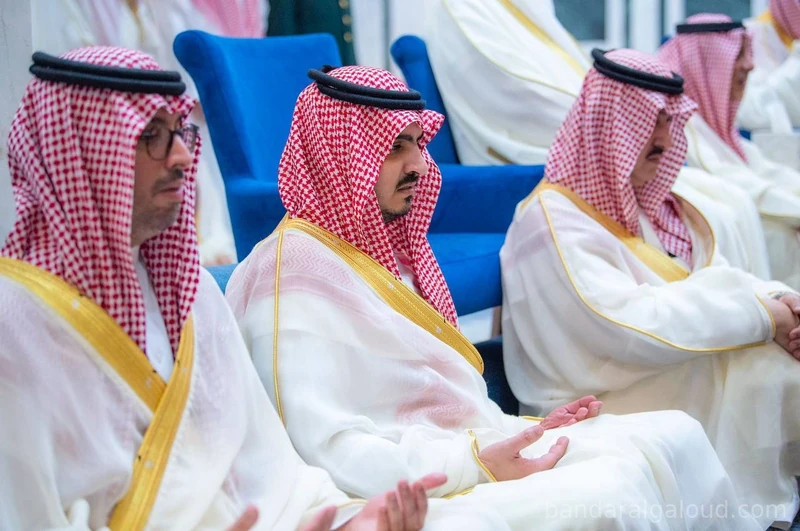 سيدي خادم الحرمين الشريفين يؤدي صلاة عيد الفطر المبارك في قصر السلام بجدة - صورة 6