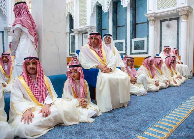 سيدي خادم الحرمين الشريفين يؤدي صلاة عيد الفطر المبارك في قصر السلام بجدة - صورة 9