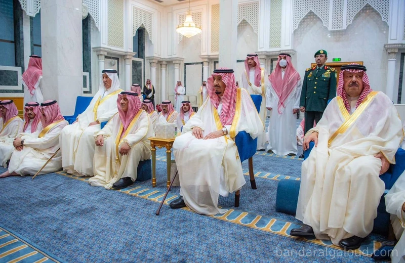 سيدي خادم الحرمين الشريفين يؤدي صلاة عيد الفطر المبارك في قصر السلام بجدة - صورة 11