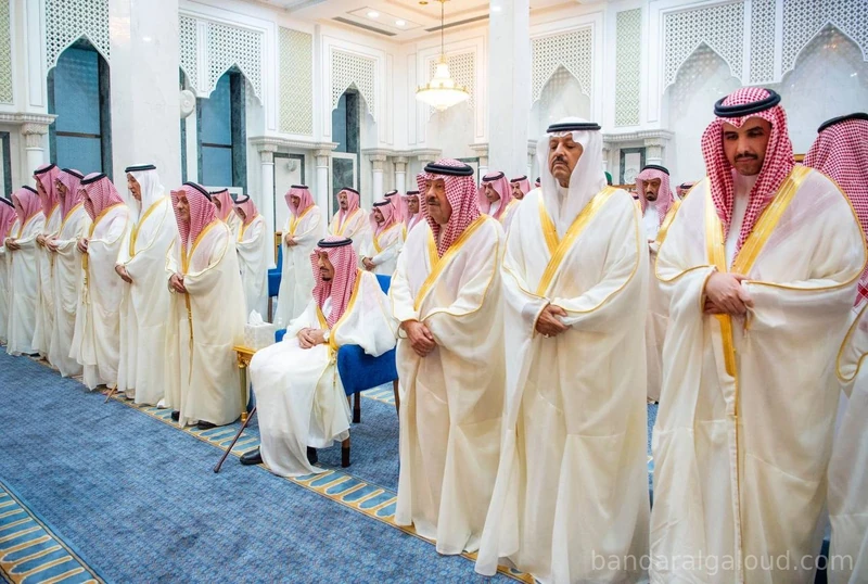 سيدي خادم الحرمين الشريفين يؤدي صلاة عيد الفطر المبارك في قصر السلام بجدة - صورة 12