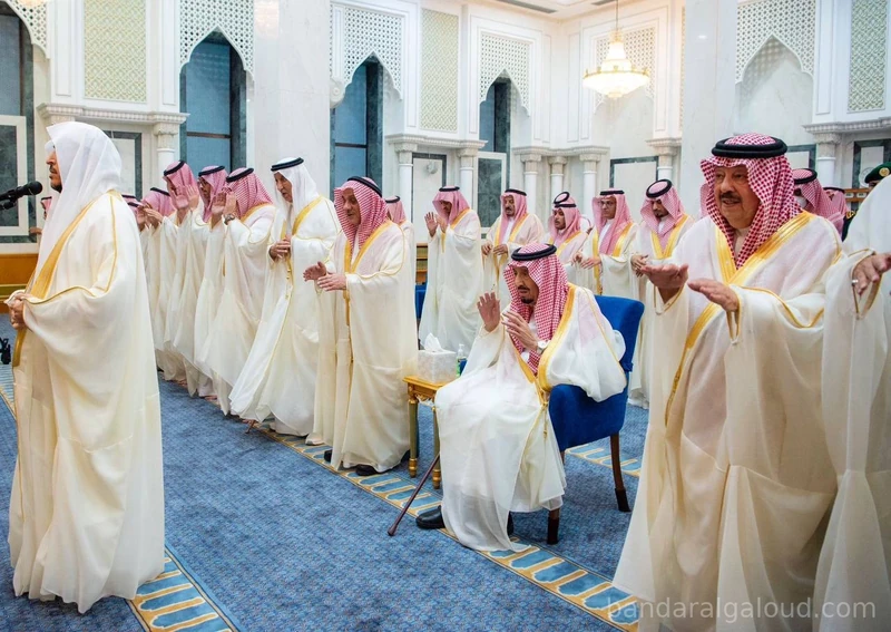 سيدي خادم الحرمين الشريفين يؤدي صلاة عيد الفطر المبارك في قصر السلام بجدة - صورة 13