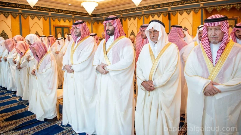 سيدي خادم الحرمين الشريفين يؤدي صلاة عيد الفطر المبارك في قصر السلام بجدة - صورة 14