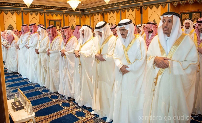 سيدي خادم الحرمين الشريفين يؤدي صلاة عيد الفطر المبارك في قصر السلام بجدة - صورة 15