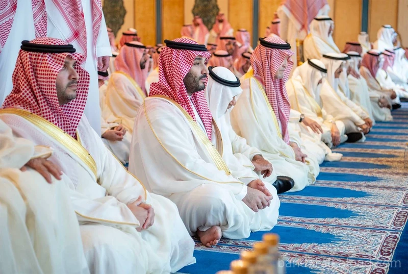 سيدي خادم الحرمين الشريفين يؤدي صلاة عيد الفطر المبارك في قصر السلام بجدة - صورة 16