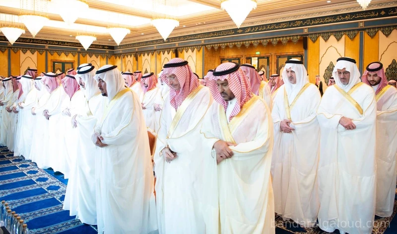 سيدي خادم الحرمين الشريفين يؤدي صلاة عيد الفطر المبارك في قصر السلام بجدة - صورة 17