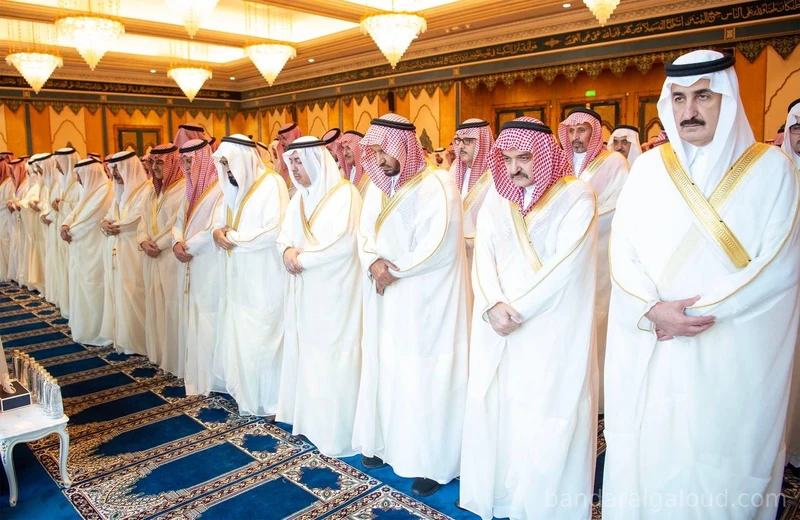 سيدي خادم الحرمين الشريفين يؤدي صلاة عيد الفطر المبارك في قصر السلام بجدة - صورة 18