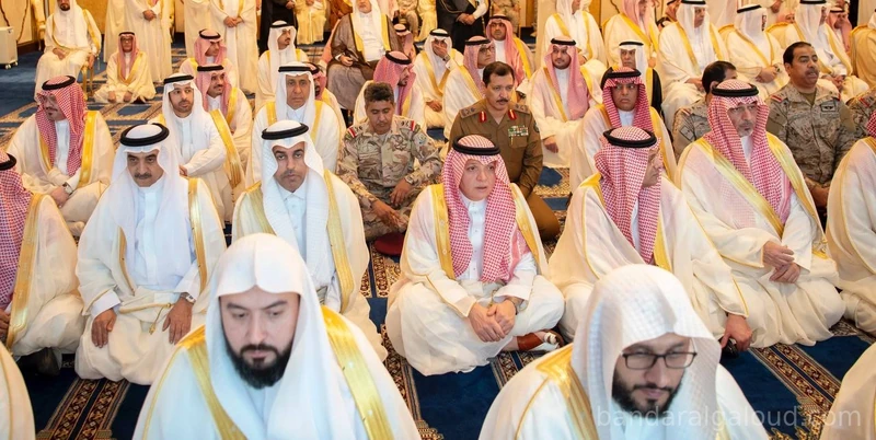 سيدي خادم الحرمين الشريفين يؤدي صلاة عيد الفطر المبارك في قصر السلام بجدة - صورة 19