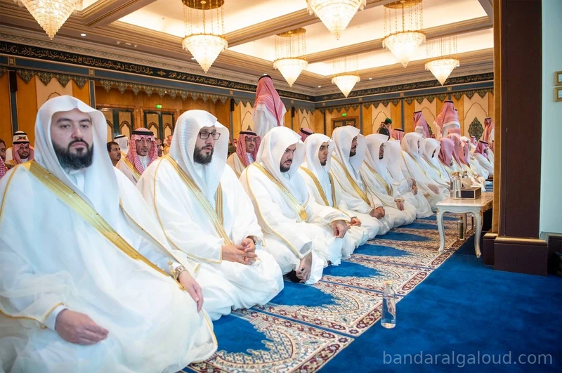 سيدي خادم الحرمين الشريفين يؤدي صلاة عيد الفطر المبارك في قصر السلام بجدة - صورة 20