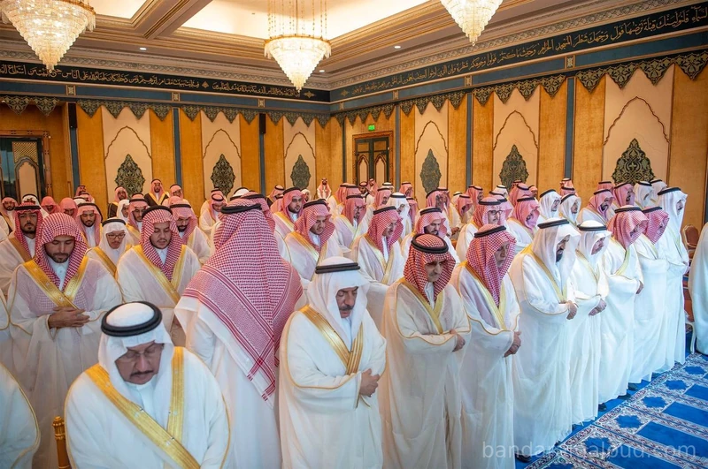سيدي خادم الحرمين الشريفين يؤدي صلاة عيد الفطر المبارك في قصر السلام بجدة - صورة 22