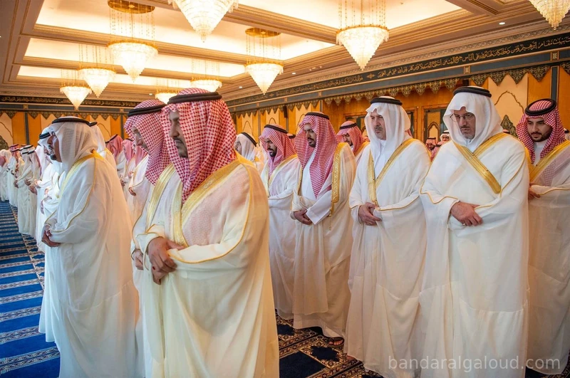 سيدي خادم الحرمين الشريفين يؤدي صلاة عيد الفطر المبارك في قصر السلام بجدة - صورة 23