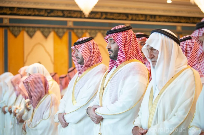 سيدي خادم الحرمين الشريفين يؤدي صلاة عيد الفطر المبارك في قصر السلام بجدة - صورة 24