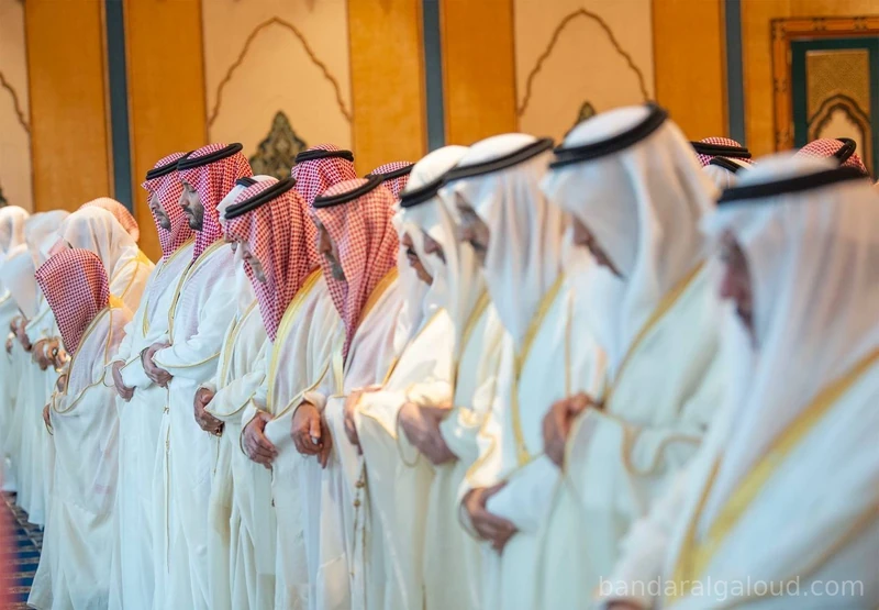 سيدي خادم الحرمين الشريفين يؤدي صلاة عيد الفطر المبارك في قصر السلام بجدة - صورة 25