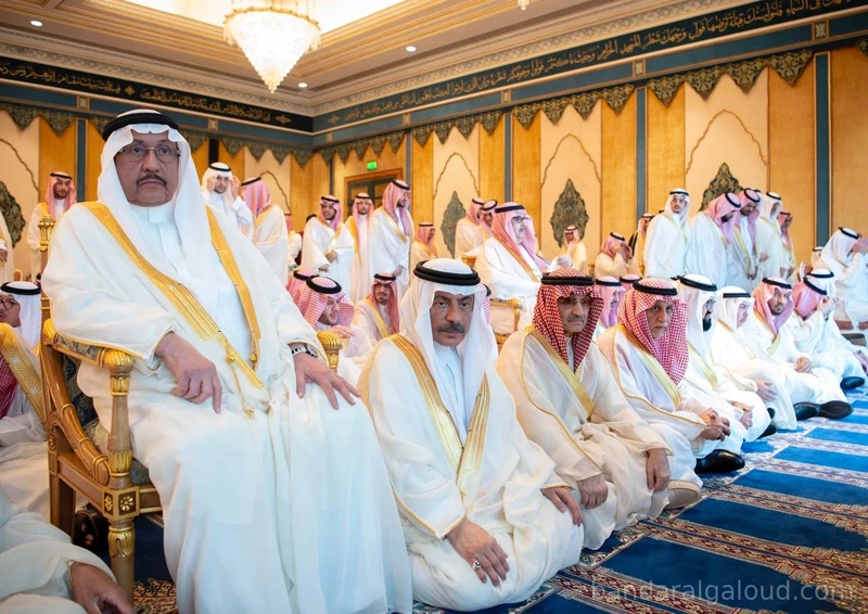 سيدي خادم الحرمين الشريفين يؤدي صلاة عيد الفطر المبارك في قصر السلام بجدة - صورة 26