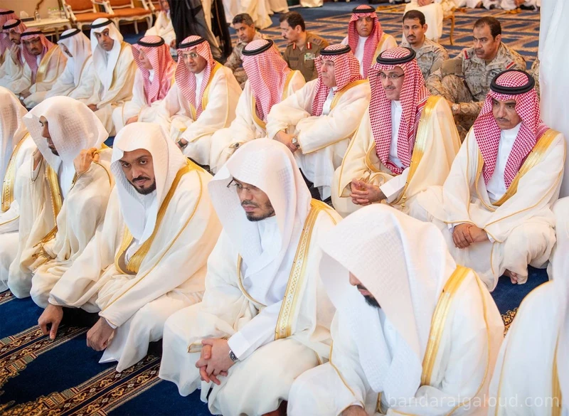 سيدي خادم الحرمين الشريفين يؤدي صلاة عيد الفطر المبارك في قصر السلام بجدة - صورة 10