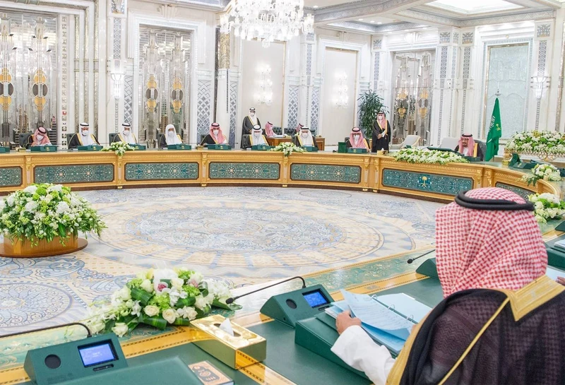 سيدي خادم الحرمين الشريفين يرأس جلسة مجلس الوزراء - صورة 3