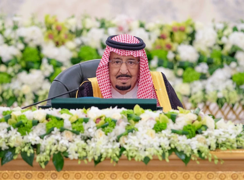 سيدي خادم الحرمين الشريفين يرأس جلسة مجلس الوزراء - صورة 4