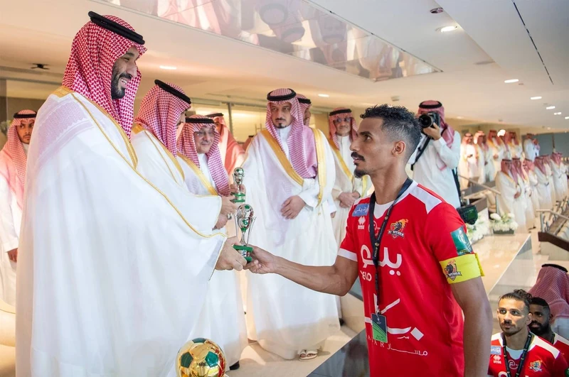 سمو سيدي ولي العهد يحضر المباراة النهائية على كأس خادم الحرمين الشريفين بجدة - صورة 2