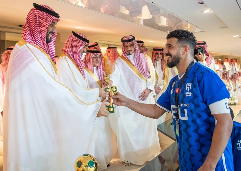 سمو سيدي ولي العهد يحضر المباراة النهائية على كأس خادم الحرمين الشريفين بجدة - صورة 3