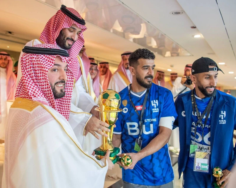 سمو سيدي ولي العهد يحضر المباراة النهائية على كأس خادم الحرمين الشريفين بجدة - صورة 4