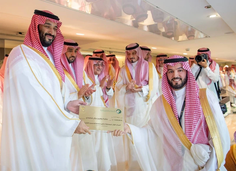 سمو سيدي ولي العهد يحضر المباراة النهائية على كأس خادم الحرمين الشريفين بجدة - صورة 5
