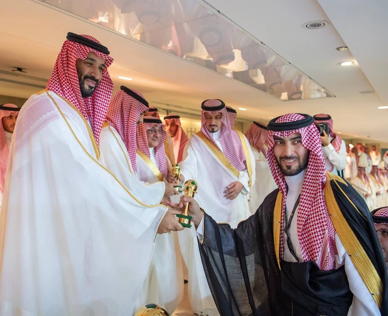 سمو سيدي ولي العهد يحضر المباراة النهائية على كأس خادم الحرمين الشريفين بجدة - صورة 6