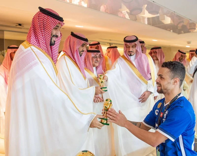 سمو سيدي ولي العهد يحضر المباراة النهائية على كأس خادم الحرمين الشريفين بجدة - صورة 7
