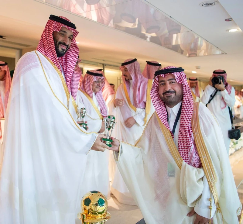 سمو سيدي ولي العهد يحضر المباراة النهائية على كأس خادم الحرمين الشريفين بجدة - صورة 9