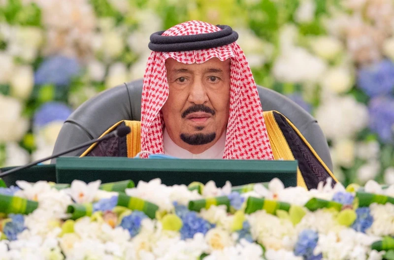 سيدي خادم الحرمين الشريفين يرأس جلسة مجلس الوزراء - صورة 2