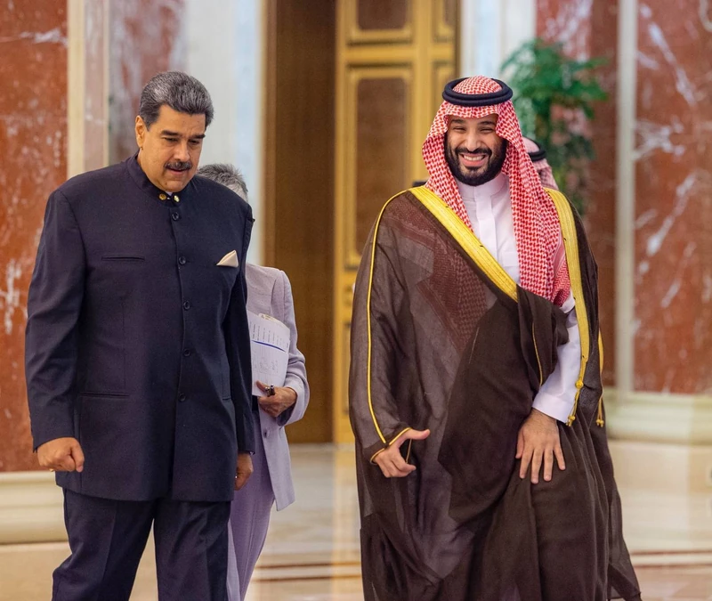 سمو سيدي ولي العهد يلتقي في جدة رئيس جمهورية فنزويلا - صورة 3