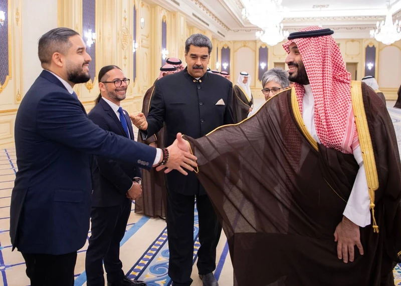 سمو سيدي ولي العهد يلتقي في جدة رئيس جمهورية فنزويلا - صورة 4