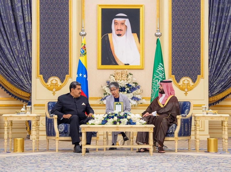 سمو سيدي ولي العهد يلتقي في جدة رئيس جمهورية فنزويلا - صورة 6