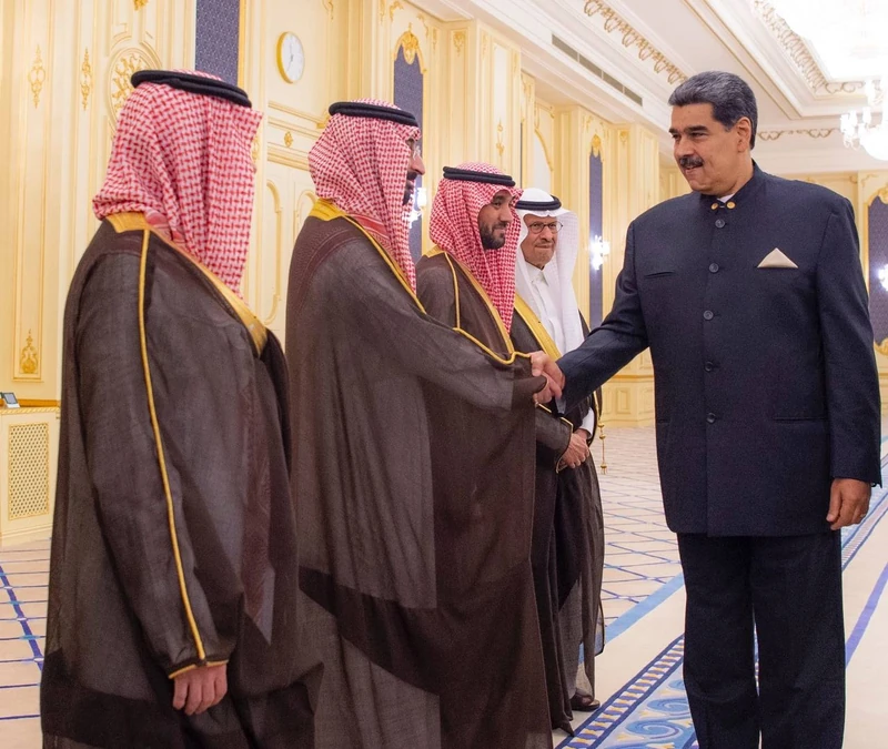 سمو سيدي ولي العهد يلتقي في جدة رئيس جمهورية فنزويلا - صورة 7