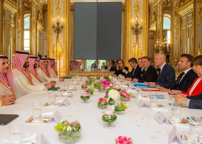 فخامة رئيس الجمهورية الفرنسية يستقبل سمو سيدي ولي العهد في قصر الإليزيه بباريس. - صورة 3