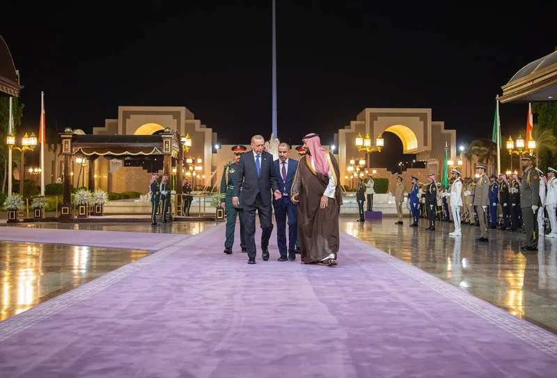 سمو سيدي ولي العهد يستقبل فخامة رئيس جمهورية تركيا في قصر السلام بجدة ويقيم مراسم استقبال رسمية لفخامته - صورة 11