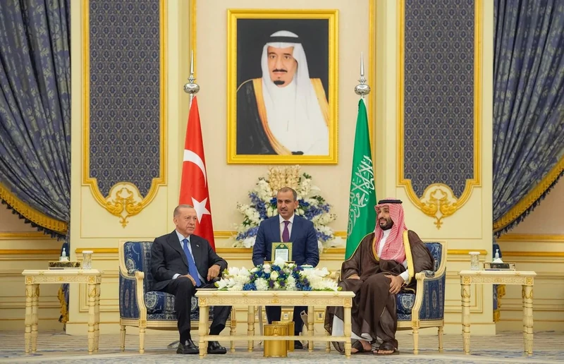 سمو سيدي ولي العهد يستقبل فخامة رئيس جمهورية تركيا في قصر السلام بجدة ويقيم مراسم استقبال رسمية لفخامته - صورة 14