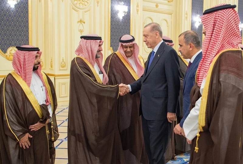 سمو سيدي ولي العهد يستقبل فخامة رئيس جمهورية تركيا في قصر السلام بجدة ويقيم مراسم استقبال رسمية لفخامته - صورة 4