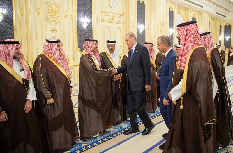 سمو سيدي ولي العهد يستقبل فخامة رئيس جمهورية تركيا في قصر السلام بجدة ويقيم مراسم استقبال رسمية لفخامته - صورة 6