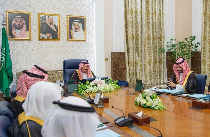 سيدي خادم الحرمين الشريفين يرأس جلسة مجلس الوزراء - صورة 6