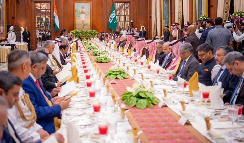 سمو سيدي ولي العهد ورئيسة جمهورية الهند يعقدان اجتماعاً في القصر الرئاسي في نيودلهي - صورة 11