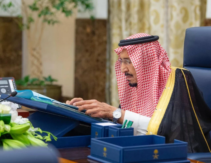 سيدي خادم الحرمين الشريفين يرأس جلسة مجلس الوزراء - صورة 4