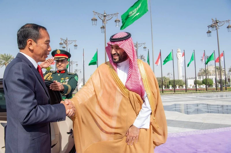 سمو سيدي ولي العهد يستقبل فخامة رئيس جمهورية إندونيسيا بالرياض، ويقيم مراسم استقبال رسمية لفخامته - صورة 3