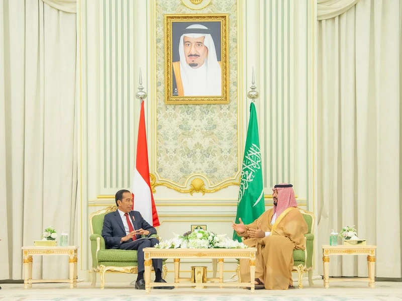 سمو سيدي ولي العهد يستقبل فخامة رئيس جمهورية إندونيسيا بالرياض، ويقيم مراسم استقبال رسمية لفخامته - صورة 4