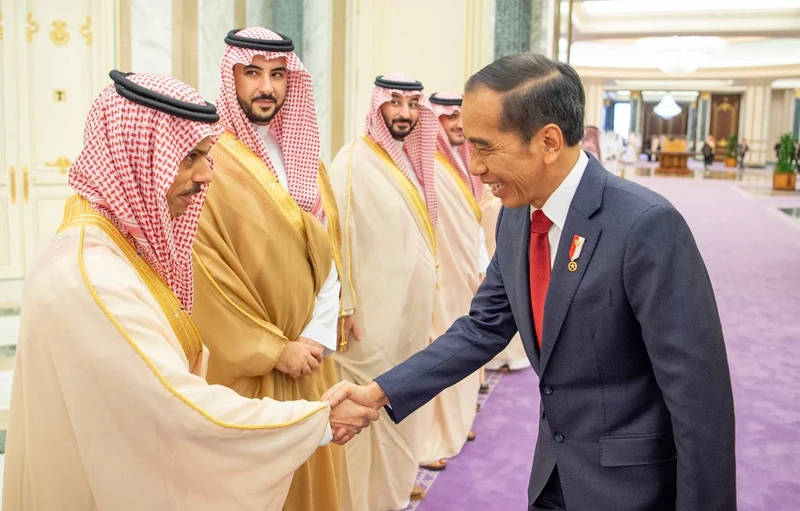 سمو سيدي ولي العهد يستقبل فخامة رئيس جمهورية إندونيسيا بالرياض، ويقيم مراسم استقبال رسمية لفخامته - صورة 6