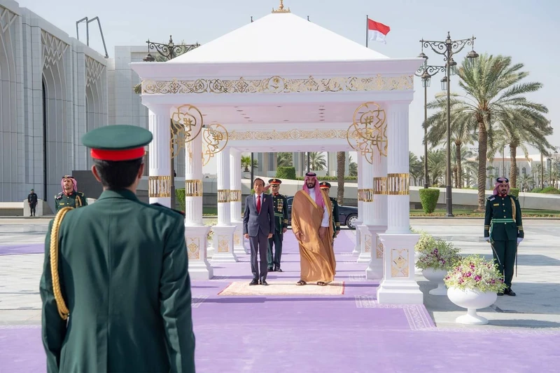 سمو سيدي ولي العهد يستقبل فخامة رئيس جمهورية إندونيسيا بالرياض، ويقيم مراسم استقبال رسمية لفخامته - صورة 19