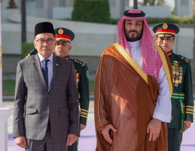يستقبل في قصر اليمامة بالرياض، دولة رئيس وزراء ماليزيا، ويقيم مراسم استقبال رسمية لدولته - صورة 4