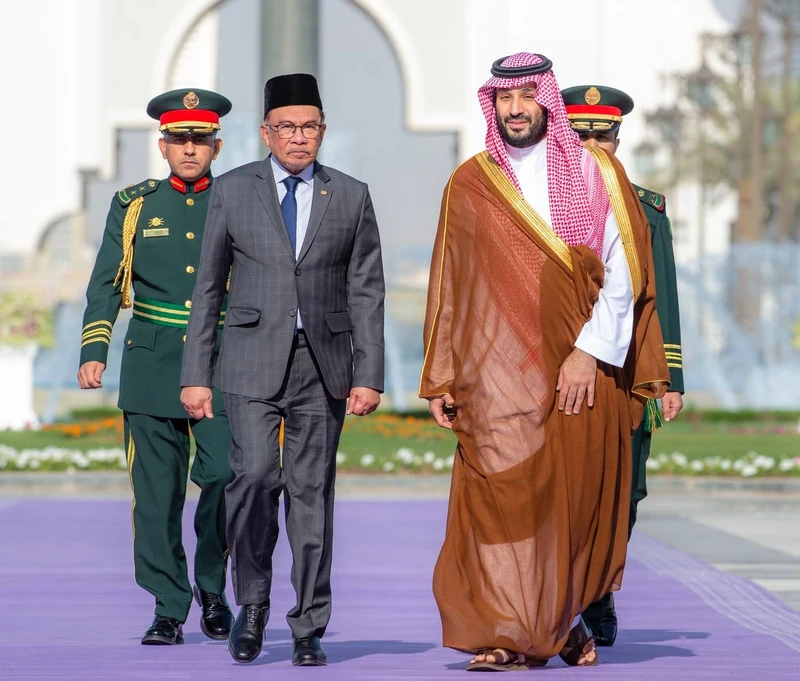 يستقبل في قصر اليمامة بالرياض، دولة رئيس وزراء ماليزيا، ويقيم مراسم استقبال رسمية لدولته - صورة 5